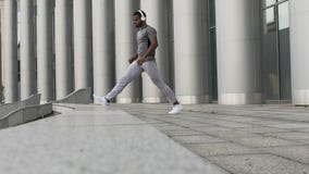 Παρακινημένο άτομο που τεντώνει ήρεμα πριν από τη σύνοδο workout, σε αργή κίνηση προθέρμανση απόθεμα βίντεο Παρακινημένο άτομο που τεντώνει ήρεμα πριν από τη σύνοδο workout, σε αργή κίνηση προθέρμανση απόθεμα βίντεο