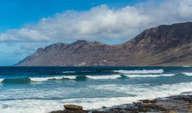 Παραλία - playa de famara Lanzarote στοκ εικόνα με δικαίωμα ελεύθερης χρήσης Παραλία - playa de famara Lanzarote στοκ εικόνα με δικαίωμα ελεύθερης χρήσης