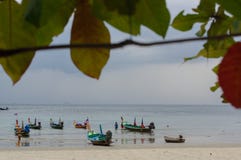 ΠΑΡΑΛΊΑ RAWAI, ΝΗΣΊ PHUKET, ΤΑΪΛΆΝΔΗ - 28 ΦΕΒΡΟΥΑΡΊΟΥ 2016: με μακριά ουρά βάρκα στον εξωτικό κόλπο στοκ εικόνες με δικαίωμα ελεύθερης χρήσης ΠΑΡΑΛΊΑ RAWAI, ΝΗΣΊ PHUKET, ΤΑΪΛΆΝΔΗ - 28 ΦΕΒΡΟΥΑΡΊΟΥ 2016: με μακριά ουρά βάρκα στον εξωτικό κόλπο στοκ εικόνες με δικαίωμα ελεύθερης χρήσης
