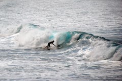 ΠΑΡΑΛΊΑ WAIMEA, OAHU, ΧΑΒΆΗ ΗΝΩΜΈΝΕΣ ΠΟΛΙΤΕΊΕΣ - 30 ΙΑΝΟΥΑΡΊΟΥ 2015: Σκιαγραφία ενός surfer που οδηγά ένα κύμα στοκ φωτογραφία με δικαίωμα ελεύθερης χρήσης ΠΑΡΑΛΊΑ WAIMEA, OAHU, ΧΑΒΆΗ ΗΝΩΜΈΝΕΣ ΠΟΛΙΤΕΊΕΣ - 30 ΙΑΝΟΥΑΡΊΟΥ 2015: Σκιαγραφία ενός surfer που οδηγά ένα κύμα στοκ φωτογραφία με δικαίωμα ελεύθερης χρήσης