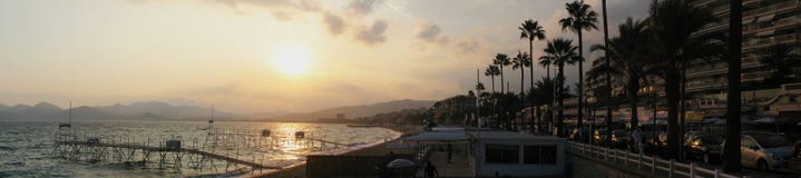 Παραλία του πανοράματος των Καννών, διάσημη πόλη σε γαλλικό Riviera κατά τη διάρκεια του ηλιοβασιλέματος - Μεσόγειος, Γαλλία, Ευρ στοκ φωτογραφία με δικαίωμα ελεύθερης χρήσης Παραλία του πανοράματος των Καννών, διάσημη πόλη σε γαλλικό Riviera κατά τη διάρκεια του ηλιοβασιλέματος - Μεσόγειος, Γαλλία, Ευρ στοκ φωτογραφία με δικαίωμα ελεύθερης χρήσης