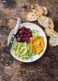 Παραλλαγές του hummus Κολοκύθα, turmeric, αβοκάντο, hummus παντζαριών με το ελαιόλαδο, σπόροι σουσαμιού και πράσινα μικροϋπολογισ στοκ εικόνα με δικαίωμα ελεύθερης χρήσης Παραλλαγές του hummus Κολοκύθα, turmeric, αβοκάντο, hummus παντζαριών με το ελαιόλαδο, σπόροι σουσαμιού και πράσινα μικροϋπολογισ στοκ εικόνα με δικαίωμα ελεύθερης χρήσης