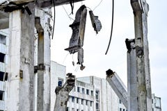 Παραμένει του βιομηχανικού κτηρίου Μεγάλοι συγκεκριμένοι σωροί με την ένωση rebar με τα συγκεκριμένα ερείπια στοκ εικόνες με δικαίωμα ελεύθερης χρήσης Παραμένει του βιομηχανικού κτηρίου Μεγάλοι συγκεκριμένοι σωροί με την ένωση rebar με τα συγκεκριμένα ερείπια στοκ εικόνες με δικαίωμα ελεύθερης χρήσης