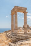 Παραμένει των στηλών στην ελληνική δωρική διαταγή Υπόδειξη προς το μπλε ουρανό Ελλάδα στοκ φωτογραφία με δικαίωμα ελεύθερης χρήσης Παραμένει των στηλών στην ελληνική δωρική διαταγή Υπόδειξη προς το μπλε ουρανό Ελλάδα στοκ φωτογραφία με δικαίωμα ελεύθερης χρήσης