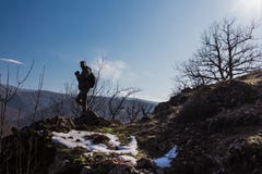 Παραμονή σκιαγραφιών ατόμων στην αιχμηρή αιχμή βράχου Ικανοποιήστε τον οδοιπόρο απολαμβάνει τη θέα στοκ εικόνες με δικαίωμα ελεύθερης χρήσης Παραμονή σκιαγραφιών ατόμων στην αιχμηρή αιχμή βράχου Ικανοποιήστε τον οδοιπόρο απολαμβάνει τη θέα στοκ εικόνες με δικαίωμα ελεύθερης χρήσης
