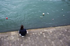 Παρατήρηση της ρύπανσης απορριμμάτων περιβάλλοντος στον ποταμό Παρίσι του Σηκουάνα στοκ εικόνες Παρατήρηση της ρύπανσης απορριμμάτων περιβάλλοντος στον ποταμό Παρίσι του Σηκουάνα στοκ εικόνες