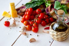Παρμεζάνα, ντομάτες, ελαιόλαδο και άλλα συστατικά για τη σάλτσα σαλάτας Άσπρη ανασκόπηση στοκ φωτογραφίες με δικαίωμα ελεύθερης χρήσης Παρμεζάνα, ντομάτες, ελαιόλαδο και άλλα συστατικά για τη σάλτσα σαλάτας Άσπρη ανασκόπηση στοκ φωτογραφίες με δικαίωμα ελεύθερης χρήσης
