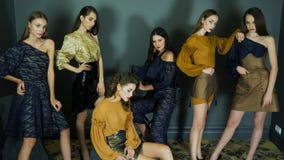 Παρουσίαση της νέας συλλογής των ενδυμάτων, θηλυκά πρότυπα με την κομψή τοποθέτηση makeup φιλμ μικρού μήκους Παρουσίαση της νέας συλλογής των ενδυμάτων, θηλυκά πρότυπα με την κομψή τοποθέτηση makeup φιλμ μικρού μήκους