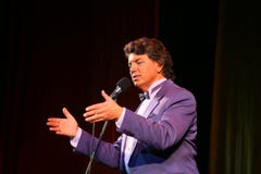 Παρουσιάστε τραγουδιστή Sergey Zakharov στο στάδιο στο σπίτι του πολιτισμού που ονομάζεται μετά από το Γκόρκυ στοκ φωτογραφία με δικαίωμα ελεύθερης χρήσης Παρουσιάστε τραγουδιστή Sergey Zakharov στο στάδιο στο σπίτι του πολιτισμού που ονομάζεται μετά από το Γκόρκυ στοκ φωτογραφία με δικαίωμα ελεύθερης χρήσης