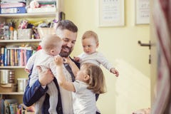 Πατέρας και κόρη στοκ εικόνα με δικαίωμα ελεύθερης χρήσης Πατέρας και κόρη στοκ εικόνα με δικαίωμα ελεύθερης χρήσης