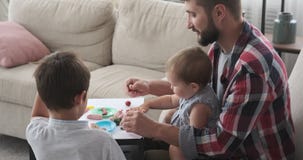 Πατέρας και παιδιά που παίζουν με το plasticine χρώματος φιλμ μικρού μήκους Πατέρας και παιδιά που παίζουν με το plasticine χρώματος φιλμ μικρού μήκους