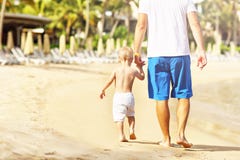 Πατέρας που έχει τη διασκέδαση στην παραλία με το μικρό γιο του στοκ εικόνες Πατέρας που έχει τη διασκέδαση στην παραλία με το μικρό γιο του στοκ εικόνες