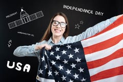 Πατριωτικός σπουδαστής που κρατά μια σημαία των ΗΠΑ γιορτάζοντας τη ημέρα της ανεξαρτησίας Στοκ Εικόνες Πατριωτικός σπουδαστής που κρατά μια σημαία των ΗΠΑ γιορτάζοντας τη ημέρα της ανεξαρτησίας Στοκ Εικόνες