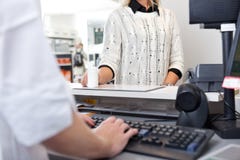 Πελάτης που στέκεται στο μετρητή ελέγχων στοκ φωτογραφία Πελάτης που στέκεται στο μετρητή ελέγχων στοκ φωτογραφία