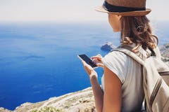 Πεζοπορία γυναίκα που χρησιμοποιεί το έξυπνο τηλέφωνο που παίρνει τη φωτογραφία, το ταξίδι και την ενεργό έννοια τρόπου ζωής Στοκ εικόνα με δικαίωμα ελεύθερης χρήσης Πεζοπορία γυναίκα που χρησιμοποιεί το έξυπνο τηλέφωνο που παίρνει τη φωτογραφία, το ταξίδι και την ενεργό έννοια τρόπου ζωής Στοκ εικόνα με δικαίωμα ελεύθερης χρήσης