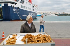 ΠΕΙΡΑΙΑΣ, ΕΛΛΑΔΑ: Ο λιμένας του Πειραιά καλύπτει συνήθως τα προγράμματα στα δημοφιλέστερα ελληνικά νησιά στοκ φωτογραφίες ΠΕΙΡΑΙΑΣ, ΕΛΛΑΔΑ: Ο λιμένας του Πειραιά καλύπτει συνήθως τα προγράμματα στα δημοφιλέστερα ελληνικά νησιά στοκ φωτογραφίες