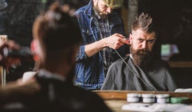 Πελάτης Hipster που παίρνει το κούρεμα Κουρέας με την τακτοποιώντας τρίχα κουρευτών ζώων στον αυχένα του πελάτη Έννοια Hipster ha στοκ φωτογραφία με δικαίωμα ελεύθερης χρήσης Πελάτης Hipster που παίρνει το κούρεμα Κουρέας με την τακτοποιώντας τρίχα κουρευτών ζώων στον αυχένα του πελάτη Έννοια Hipster ha στοκ φωτογραφία με δικαίωμα ελεύθερης χρήσης