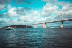 Περάσματα γιοτ από τη γέφυρα κόλπων στοκ εικόνες με δικαίωμα ελεύθερης χρήσης Περάσματα γιοτ από τη γέφυρα κόλπων στοκ εικόνες με δικαίωμα ελεύθερης χρήσης