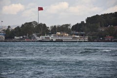 Περάσματα γιοτ μπροστά από το παλάτι Topkapi στη Ιστανμπούλ στοκ εικόνα με δικαίωμα ελεύθερης χρήσης Περάσματα γιοτ μπροστά από το παλάτι Topkapi στη Ιστανμπούλ στοκ εικόνα με δικαίωμα ελεύθερης χρήσης