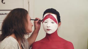 Περίληψη σχεδίων καλλιτεχνών Makeup στο πρότυπο πρόσωπο ` s απόθεμα βίντεο Περίληψη σχεδίων καλλιτεχνών Makeup στο πρότυπο πρόσωπο ` s απόθεμα βίντεο