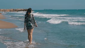 Περίπατοι νέων κοριτσιών κατά μήκος της παραλίας της παραλίας σε σε αργή κίνηση απόθεμα βίντεο Περίπατοι νέων κοριτσιών κατά μήκος της παραλίας της παραλίας σε σε αργή κίνηση απόθεμα βίντεο