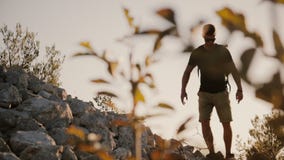 Περίπατοι οδοιπόρων κατά μήκος του στενού λόφου κορυφογραμμών συνόδου κορυφής στο ηλιοβασίλεμα επίτευξη της κορυφής Νεαρός άνδρας απόθεμα βίντεο Περίπατοι οδοιπόρων κατά μήκος του στενού λόφου κορυφογραμμών συνόδου κορυφής στο ηλιοβασίλεμα επίτευξη της κορυφής Νεαρός άνδρας απόθεμα βίντεο