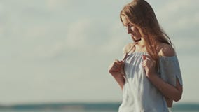 Περίπατοι όμορφοι κοριτσιών σπουδαστών μετά από να μελετήσει μια θερμή θερινή ημέρα απόθεμα βίντεο Περίπατοι όμορφοι κοριτσιών σπουδαστών μετά από να μελετήσει μια θερμή θερινή ημέρα απόθεμα βίντεο