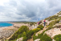 Περίπατος πατέρων και δύο κορών κατά μήκος της πορείας κατά μήκος της θάλασσας Όμορφη κοιλάδα θαλασσίως Seascape στη Κύπρο Ayia N στοκ φωτογραφίες με δικαίωμα ελεύθερης χρήσης Περίπατος πατέρων και δύο κορών κατά μήκος της πορείας κατά μήκος της θάλασσας Όμορφη κοιλάδα θαλασσίως Seascape στη Κύπρο Ayia N στοκ φωτογραφίες με δικαίωμα ελεύθερης χρήσης