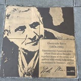Περίπατος του ομοφυλόφιλου, ο περίπατος τιμής ουράνιων τόξων, Γερτρούδη Stein στοκ φωτογραφία Περίπατος του ομοφυλόφιλου, ο περίπατος τιμής ουράνιων τόξων, Γερτρούδη Stein στοκ φωτογραφία