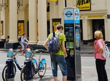 Περίπτερο οδών ενοικίου ποδηλάτων στο West End, Λονδίνο στοκ εικόνα με δικαίωμα ελεύθερης χρήσης Περίπτερο οδών ενοικίου ποδηλάτων στο West End, Λονδίνο στοκ εικόνα με δικαίωμα ελεύθερης χρήσης