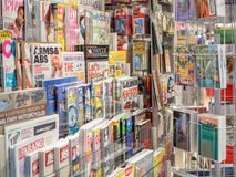 Περιοδικά στο ράφι επίδειξης στο κατάστημα στοκ φωτογραφίες με δικαίωμα ελεύθερης χρήσης Περιοδικά στο ράφι επίδειξης στο κατάστημα στοκ φωτογραφίες με δικαίωμα ελεύθερης χρήσης