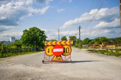 Περιορισμένος acces για τα αυτοκίνητα στο δρόμο ασφάλτου Απαγορευμένο σημάδι στη μέση της κλειστής οδού στην περιορισμένη περιοχή στοκ φωτογραφίες Περιορισμένος acces για τα αυτοκίνητα στο δρόμο ασφάλτου Απαγορευμένο σημάδι στη μέση της κλειστής οδού στην περιορισμένη περιοχή στοκ φωτογραφίες