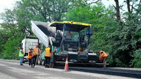 ΠΕΡΙΟΧΗ ΤΟΥ ΤΣΕΡΚΑΣΥ, ΤΗΣ ΟΥΚΡΑΝΙΑΣ - 31 ΜΑΐΟΥ 2018: επισκευή μιας εθνικής οδού, εργασίες οδοποιίας Οι εργαζόμενοι βάζουν την άσφ απόθεμα βίντεο ΠΕΡΙΟΧΗ ΤΟΥ ΤΣΕΡΚΑΣΥ, ΤΗΣ ΟΥΚΡΑΝΙΑΣ - 31 ΜΑΐΟΥ 2018: επισκευή μιας εθνικής οδού, εργασίες οδοποιίας Οι εργαζόμενοι βάζουν την άσφ απόθεμα βίντεο