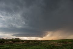 Περιστροφές μιας γραφικές supercell καταιγίδας πέρα από τις υψηλές πεδιάδες του ανατολικού Κολοράντο στοκ εικόνες Περιστροφές μιας γραφικές supercell καταιγίδας πέρα από τις υψηλές πεδιάδες του ανατολικού Κολοράντο στοκ εικόνες