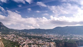 Περιτυλίξεις θερινού χρόνου στα βουνά και τα σύννεφα μπλε ουρανού Υψηλός - ποιοτικό μήκος σε πόδηα, μικρή πόλη στην παραλία και β φιλμ μικρού μήκους Περιτυλίξεις θερινού χρόνου στα βουνά και τα σύννεφα μπλε ουρανού Υψηλός - ποιοτικό μήκος σε πόδηα, μικρή πόλη στην παραλία και β φιλμ μικρού μήκους