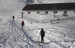 Περπάτημα στο χιονώδες βουνό στοκ εικόνες με δικαίωμα ελεύθερης χρήσης Περπάτημα στο χιονώδες βουνό στοκ εικόνες με δικαίωμα ελεύθερης χρήσης