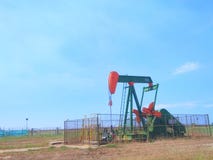 Πετρέλαιο βιομηχανιών πετρελαίου του Μπρουνέι στην αντλία εδάφους ακτών στοκ φωτογραφία με δικαίωμα ελεύθερης χρήσης Πετρέλαιο βιομηχανιών πετρελαίου του Μπρουνέι στην αντλία εδάφους ακτών στοκ φωτογραφία με δικαίωμα ελεύθερης χρήσης