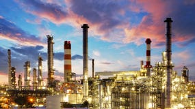 Πετρέλαιο και βιομηχανία φυσικού αερίου - εγκαταστάσεις καθαρισμού στο λυκόφως - εργοστάσιο - petroche στοκ φωτογραφίες Πετρέλαιο και βιομηχανία φυσικού αερίου - εγκαταστάσεις καθαρισμού στο λυκόφως - εργοστάσιο - petroche στοκ φωτογραφίες