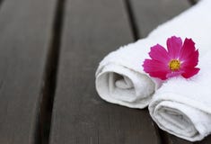 Πετσέτες και λουλούδια SPA στο ξύλινο υπόβαθρο, διάστημα αντιγράφων στοκ φωτογραφία Πετσέτες και λουλούδια SPA στο ξύλινο υπόβαθρο, διάστημα αντιγράφων στοκ φωτογραφία