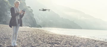 Πετώντας κηφήνας νέων κοριτσιών πέρα από την ιταλική ακτή στοκ φωτογραφίες Πετώντας κηφήνας νέων κοριτσιών πέρα από την ιταλική ακτή στοκ φωτογραφίες
