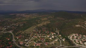 Πετώντας πέρα από τα σπίτια και τα πράσινα διαστήματα στην παραλία Trikorfo, Ελλάδα απόθεμα βίντεο Πετώντας πέρα από τα σπίτια και τα πράσινα διαστήματα στην παραλία Trikorfo, Ελλάδα απόθεμα βίντεο