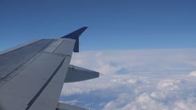 Πετώντας στο αεροπλάνο πέρα από την επιφάνεια σύννεφων, άποψη από το παράθυρο στο φτερό φιλμ μικρού μήκους Πετώντας στο αεροπλάνο πέρα από την επιφάνεια σύννεφων, άποψη από το παράθυρο στο φτερό φιλμ μικρού μήκους