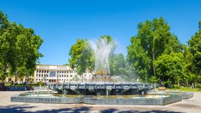 Πηγή στο τετράγωνο του ρωσικού ποιητή Pushkin Αλέξανδρος Sergeevich στοκ φωτογραφίες Πηγή στο τετράγωνο του ρωσικού ποιητή Pushkin Αλέξανδρος Sergeevich στοκ φωτογραφίες