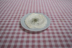 Πιάτο γιαουρτιού με oregano που εξυπηρετείται στο εστιατόριο στοκ εικόνα με δικαίωμα ελεύθερης χρήσης Πιάτο γιαουρτιού με oregano που εξυπηρετείται στο εστιατόριο στοκ εικόνα με δικαίωμα ελεύθερης χρήσης