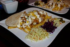 Πιάτο κοτόπουλου kebab Με την ελληνική σαλάτα στοκ φωτογραφίες Πιάτο κοτόπουλου kebab Με την ελληνική σαλάτα στοκ φωτογραφίες
