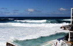 Πισίνες του παγόβουνου Bondi με την ωκεάνια άποψη στοκ εικόνες Πισίνες του παγόβουνου Bondi με την ωκεάνια άποψη στοκ εικόνες