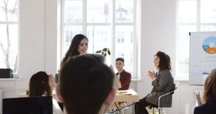 Πλάγια όψη που χαμογελά τη νέα επιχειρησιακή γυναίκα που μπαίνει στο σύγχρονο γραφείο που κρατά ένα παράθυρο, ενθαρρυντικό έναν ε φιλμ μικρού μήκους Πλάγια όψη που χαμογελά τη νέα επιχειρησιακή γυναίκα που μπαίνει στο σύγχρονο γραφείο που κρατά ένα παράθυρο, ενθαρρυντικό έναν ε φιλμ μικρού μήκους