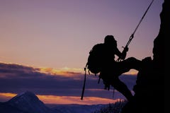 Πλάγια όψη σχετικά με το νέο mountainer Σκιαγραφία mountainer στη δράση στοκ εικόνες με δικαίωμα ελεύθερης χρήσης Πλάγια όψη σχετικά με το νέο mountainer Σκιαγραφία mountainer στη δράση στοκ εικόνες με δικαίωμα ελεύθερης χρήσης