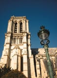 Πλάγια όψη της Notre Dame με το φανάρι στοκ φωτογραφία Πλάγια όψη της Notre Dame με το φανάρι στοκ φωτογραφία