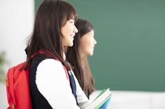 Πλάγια όψη του σπουδαστή κοριτσιών εφήβων στην τάξη στοκ φωτογραφίες με δικαίωμα ελεύθερης χρήσης Πλάγια όψη του σπουδαστή κοριτσιών εφήβων στην τάξη στοκ φωτογραφίες με δικαίωμα ελεύθερης χρήσης